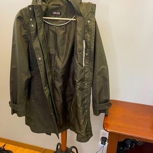 Raincoat cute olive color wore once Like new. Hood zips off